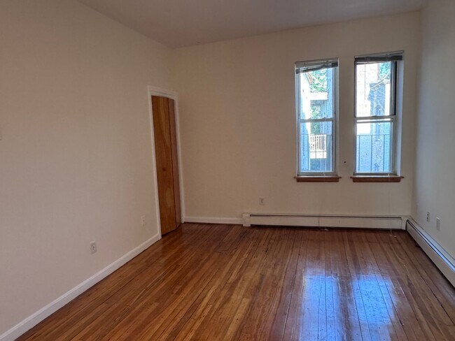 Building Photo - NO FEE!!! TRUE 1 BEDROOM WITH DISHWASHER & GREEN LINE ACCESS!