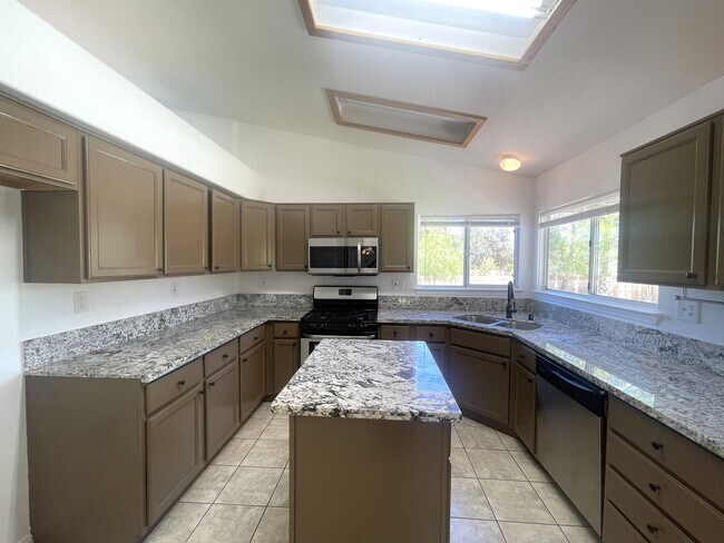 Building Photo - Available Now Palmdale 4 Bedroom + 3 Bathr...