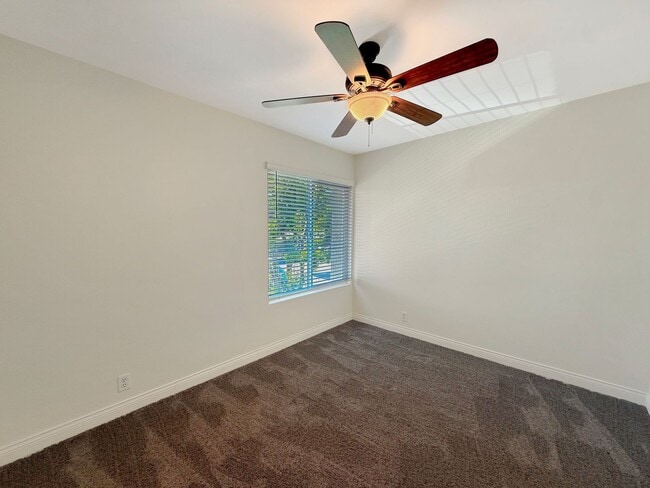 Building Photo - Spacious 3BR/2BA with Private Yard in Para...