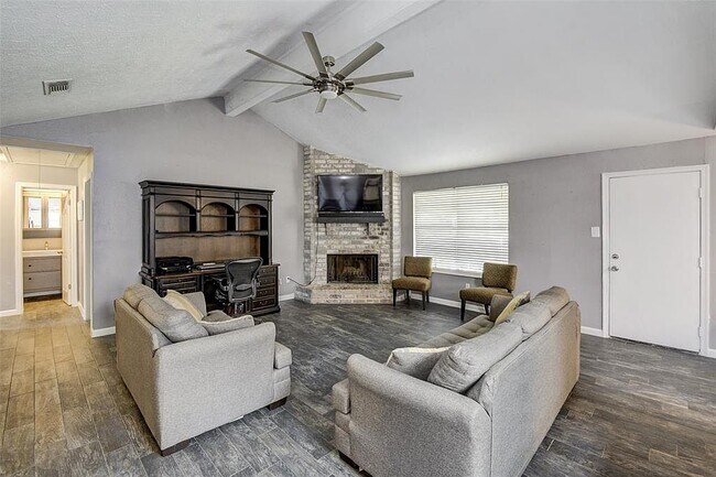 Building Photo - 16635 Water Oak Dr