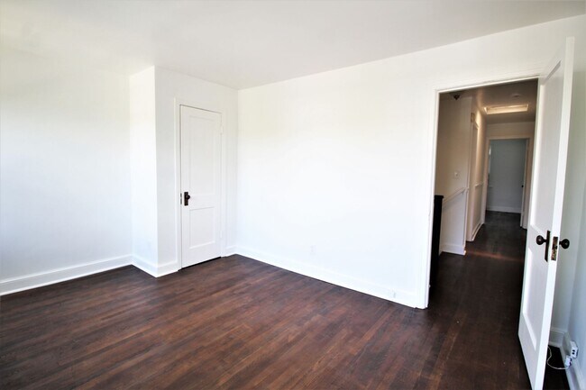 Building Photo - Townhouse Two Blocks to Braddock Rd Metro Station