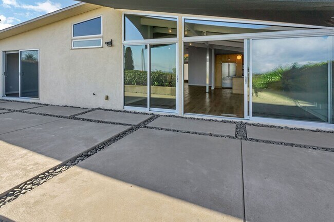 Building Photo - Single story view home overlooking Mission...