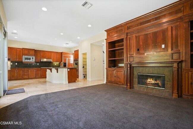 Building Photo - 6077 Mandeville Pl