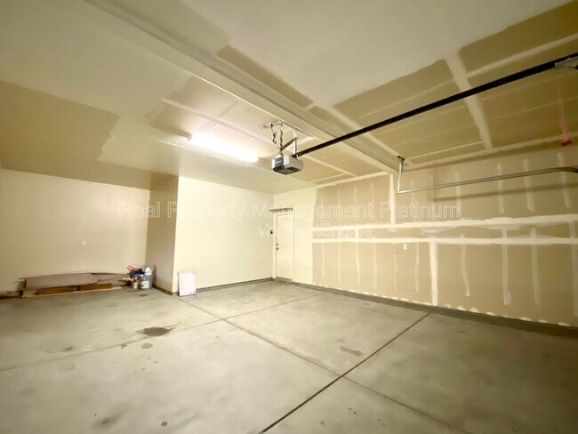 Building Photo - 6162 E Farrin Ave