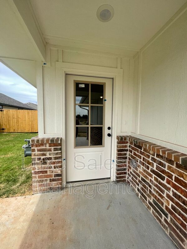 Building Photo - 10601 Lawson Ln