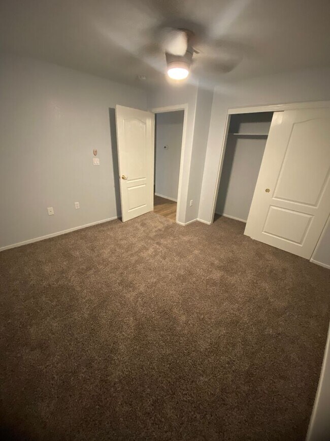 Building Photo - AMERICANA Property Mgmt - 3 beds Condo in ...