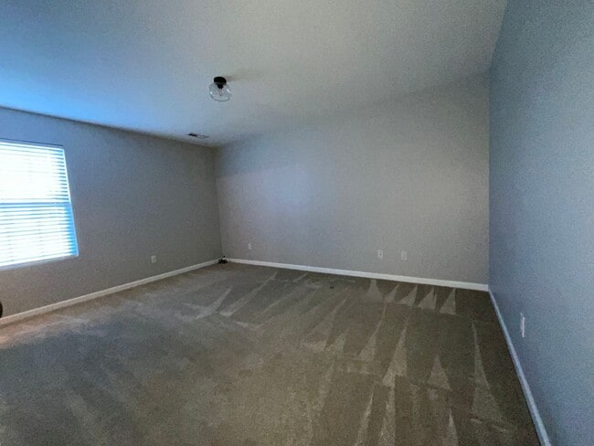 Building Photo - 3 bedroom/2 bath home