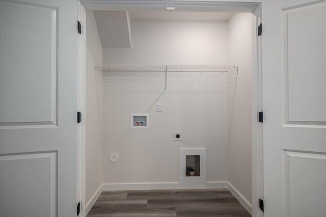 Building Photo - Live Brand-New in Hickory – Modern 3BR Townhome