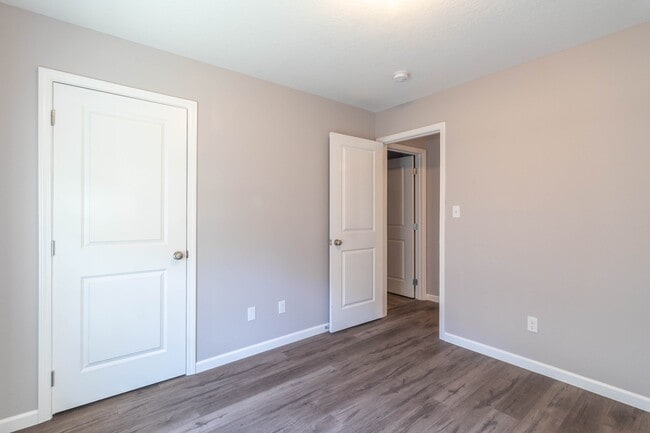 Building Photo - 524 Midlake Dr NE