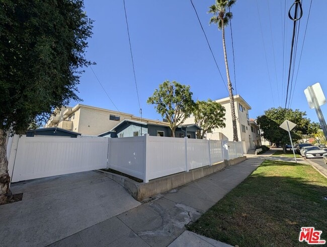 Building Photo - 1015 Granville Ave