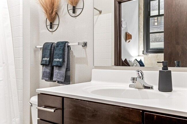 Building Photo - 301 N 7th Ave