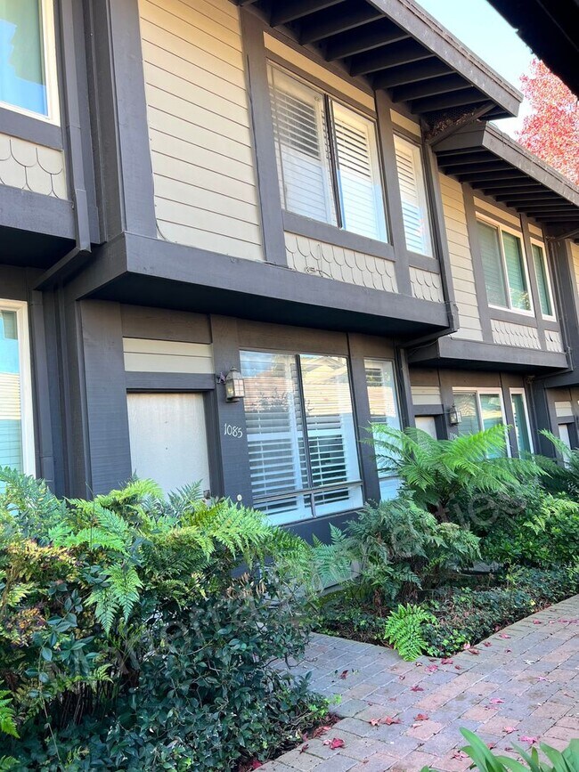 Building Photo - Beautiful 2 Bed/2.5 Bath Townhome