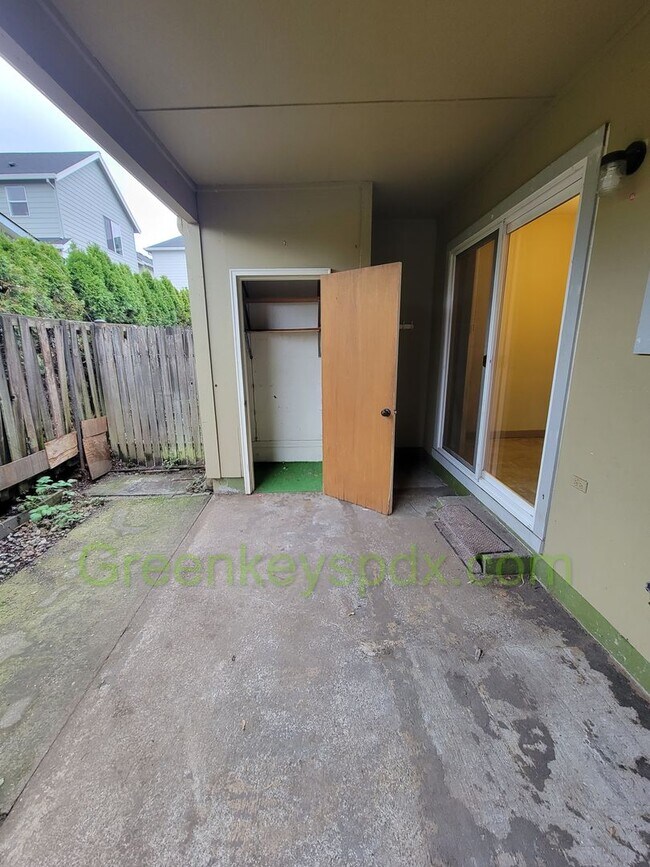 Building Photo - 2 Bedroom 1 Bath Unit in St. Johns with Fu...