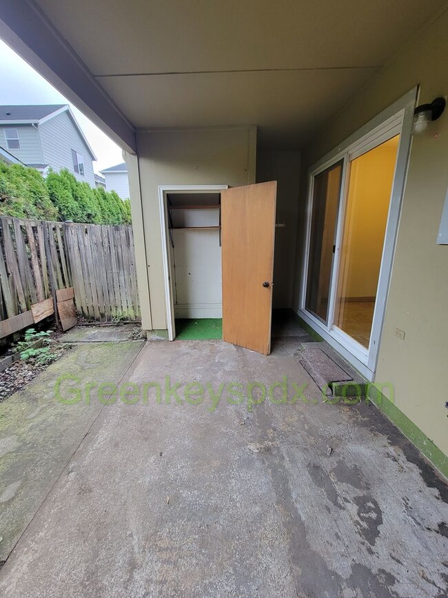 Building Photo - 2 Bedroom 2 Bath Unit in St.Johns with Ful...
