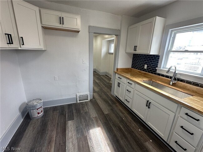 Building Photo - 1268 E 133rd St