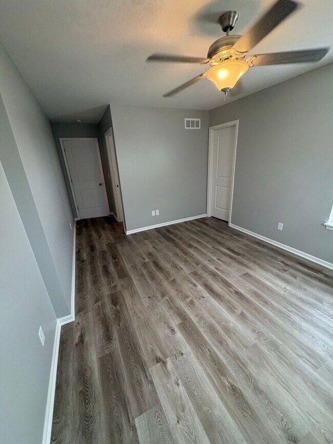 Building Photo - Inviting 3 Bedroom Townhome with Functional Layout