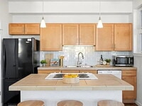 Building Photo - Now Available! Private room in 3 bed / 2 bath condo
