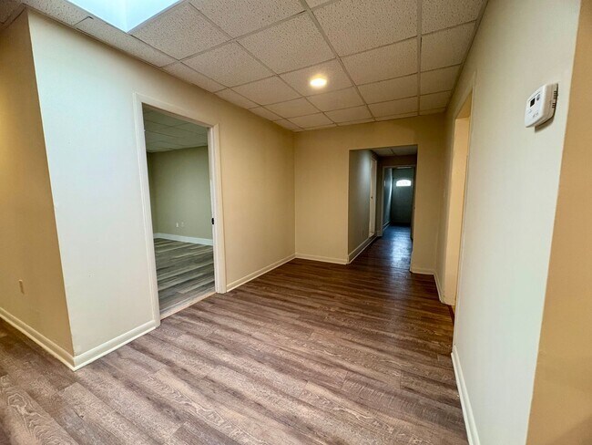 Building Photo - 1325 W Poplar St