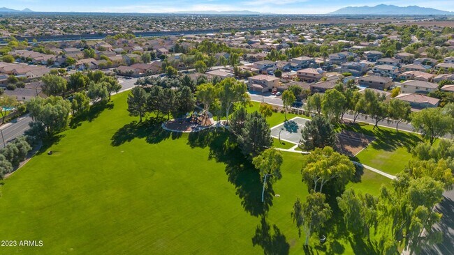 Building Photo - Beautiful 5 bedroom, 3 bathroom home in Surprise AZ