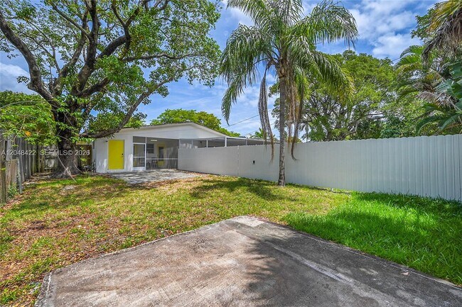 Building Photo - 810 SW 12th Ct
