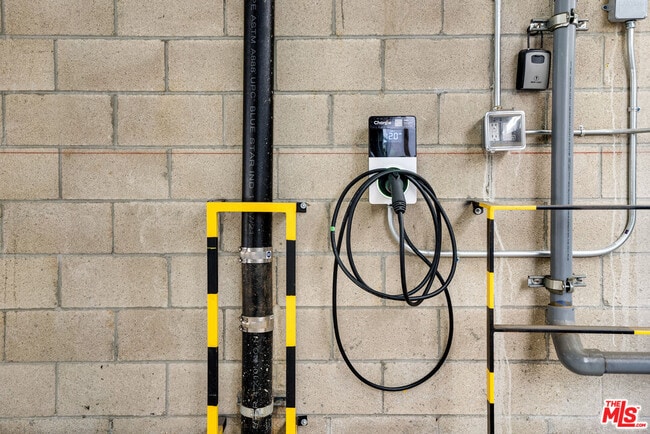 Building Photo - 5813 Lexington Ave