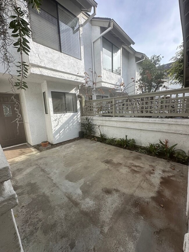 Building Photo - Beautiful 2 bed / 2.5 bath / 1,218 sqft Condo in Solana Beach - Available 01/26