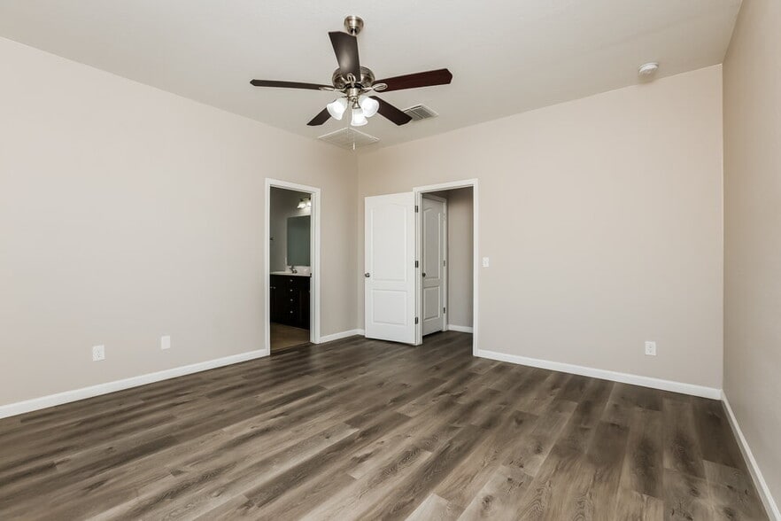 Building Photo - 4216 S 82nd Ln