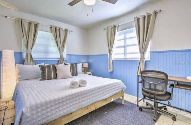 Building Photo - 2/1 unfurnished duplex in convenient location and fenced yard- pet friendly!