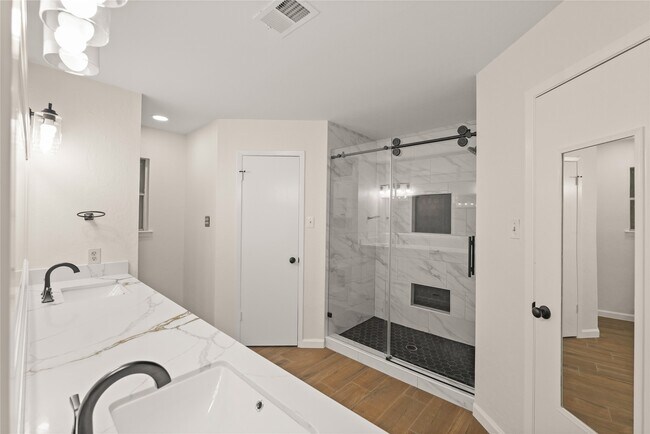 Building Photo - 3711 Fernview Dr
