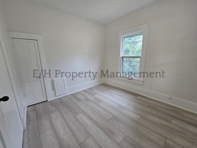 Building Photo - 755 W Hendryx St