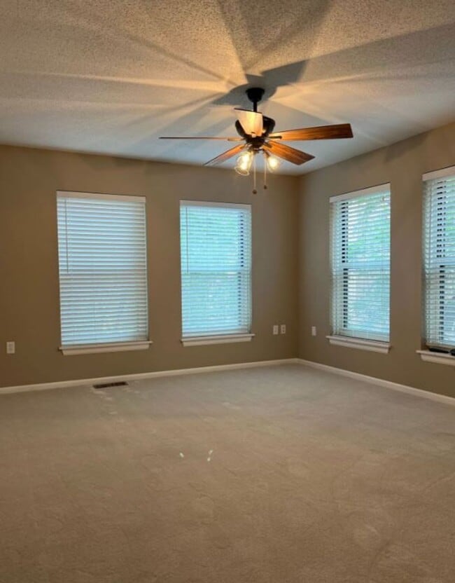 Building Photo - Stylish North Loop Living for $3,499/month...
