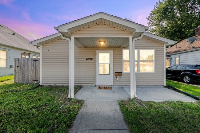 Building Photo - Cute Two Bedroom Home