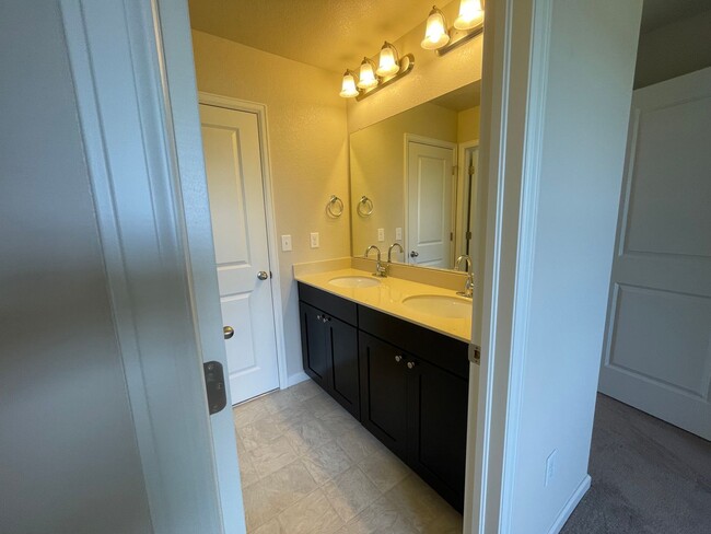 Building Photo - Luxurious 3 Bedroom 2.5 Bathroom House in ...
