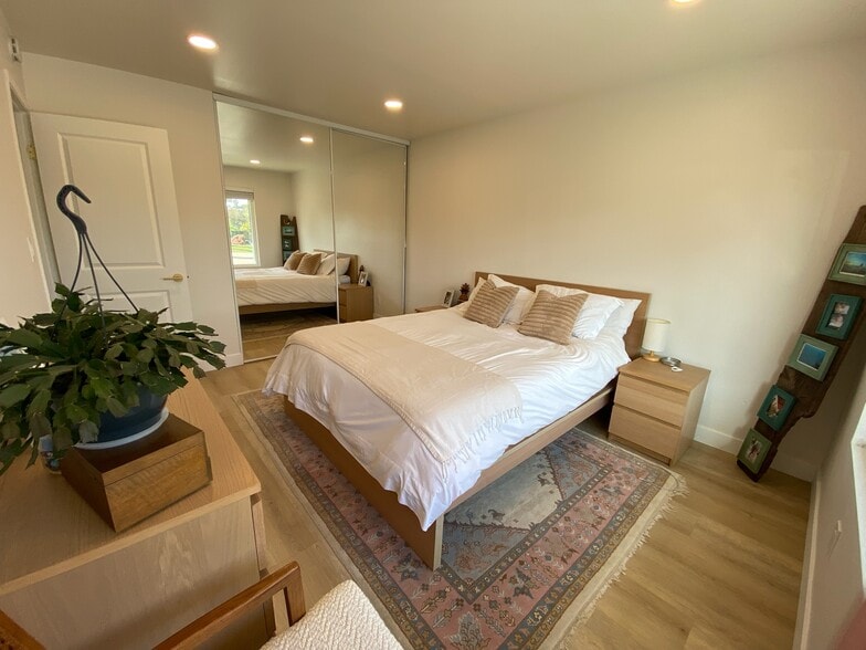 Building Photo - 970 Woodlake Dr