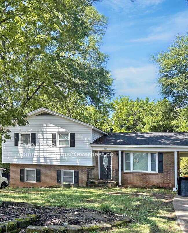 Building Photo - 1109 Woodhaven Dr