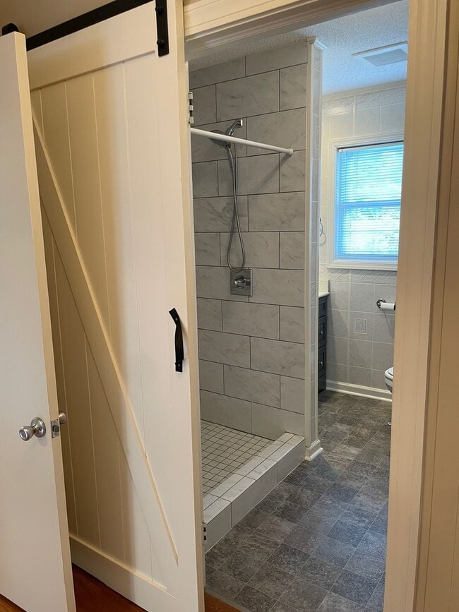 Building Photo - Beautiful 2 Bed, 1 Bath Brick Home in coun...
