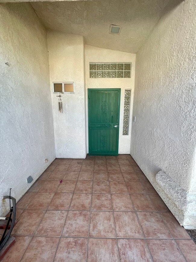 Building Photo - Great 3 Bedroom, 2 Bathroom Home in El Camino Village on the Parkway!