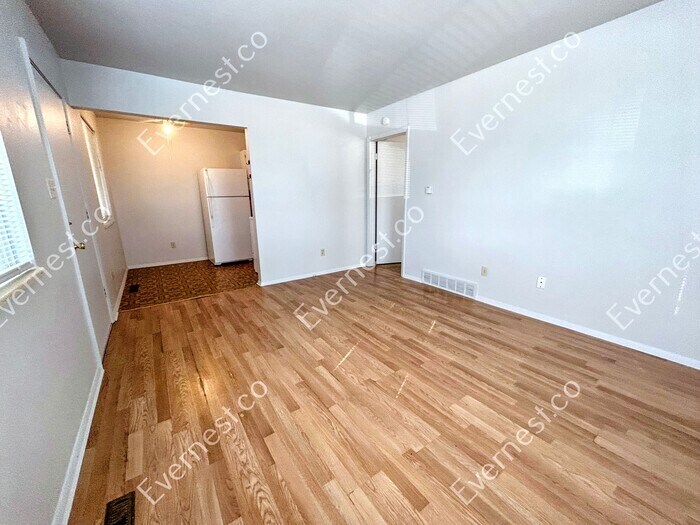 Building Photo - 954 W Moreno Ave