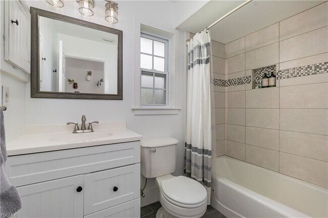 Building Photo - 1320 Lake Shore Dr