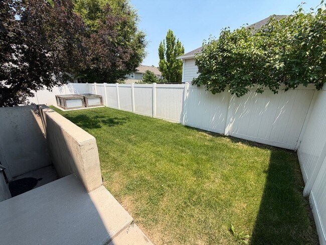 Building Photo - Spacious 6-Bedroom Home for Rent in Lehi