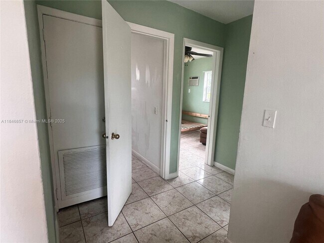 Building Photo - 608 SW 15th Ave
