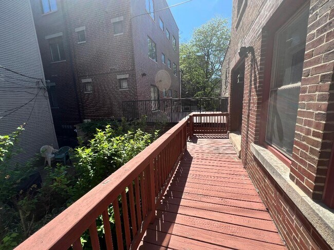 Building Photo - 852 W Diversey Pkwy