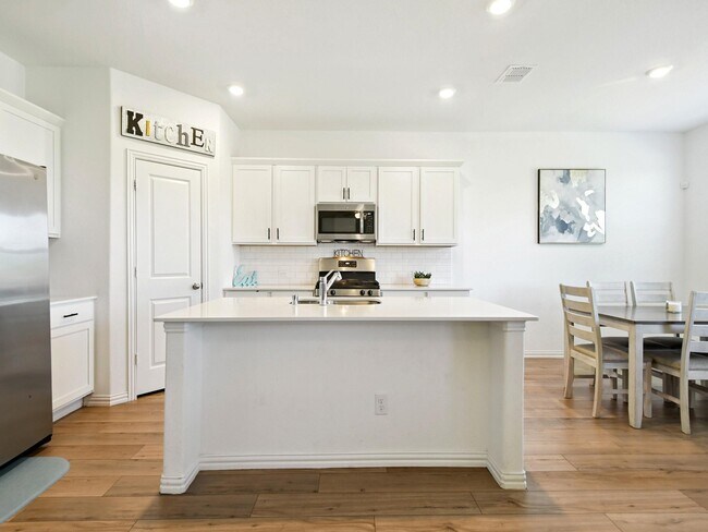 Building Photo - 3413 Kingsview Dr