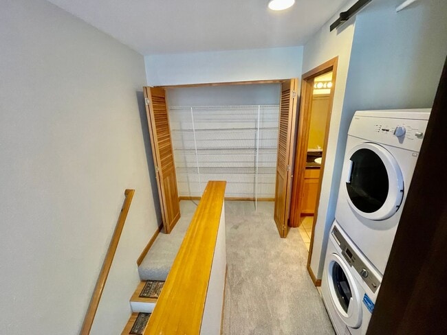 Building Photo - Top-Floor Riverfront Living with Broadway Bridge Views | 2 Bed + 2 Bath + Parking