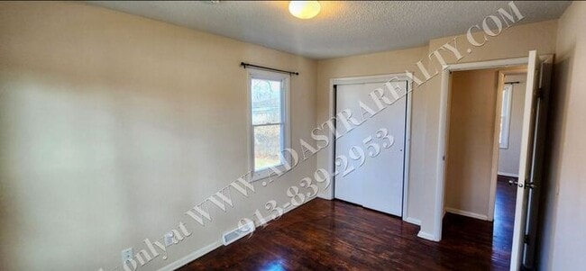 Building Photo - Beautiful House in South KC-Available NOW!!