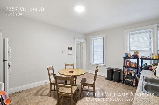 Building Photo - 2357 Victor St