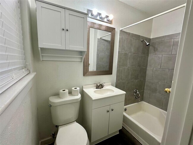 Building Photo - 530 Edgebrook Dr