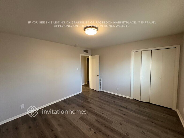 Building Photo - 2210 W Greenbriar Dr