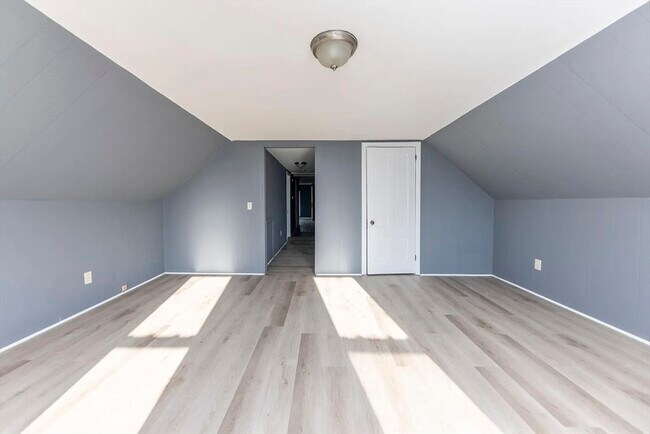 Building Photo - 10 Clinton St