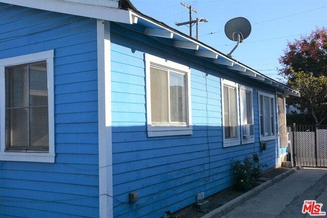 Building Photo - 6685 De Longpre Ave